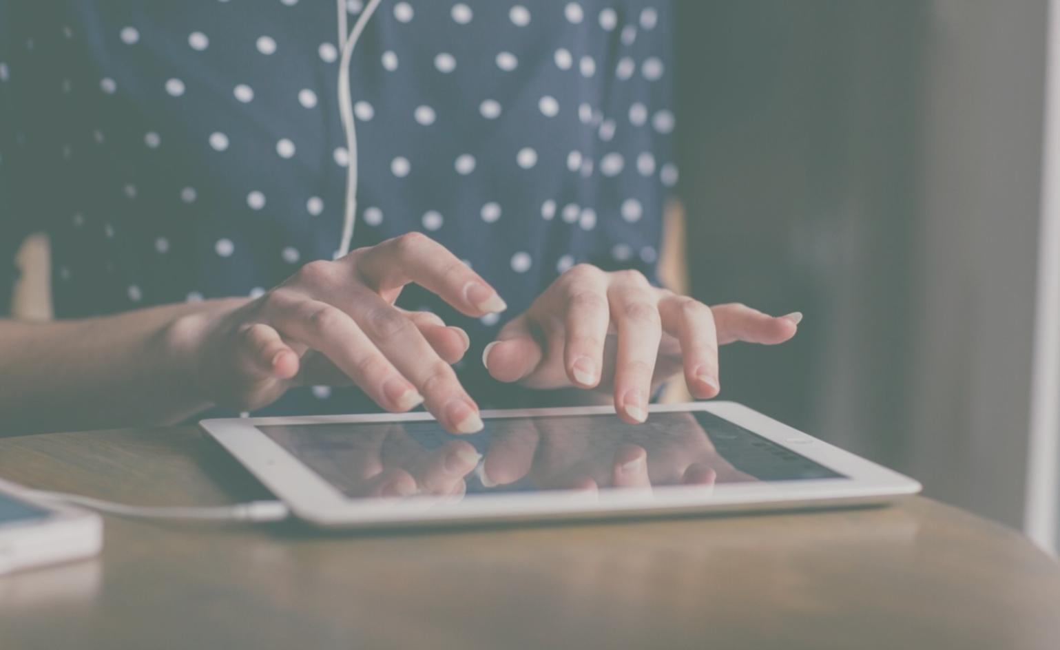 Análisis de datos financieros en pantalla