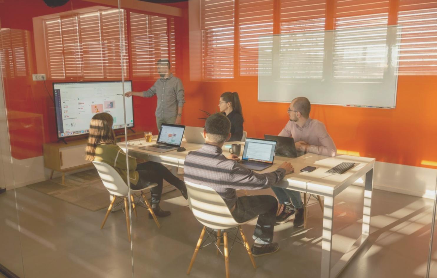 Profesionales trabajando en finanzas corporativas